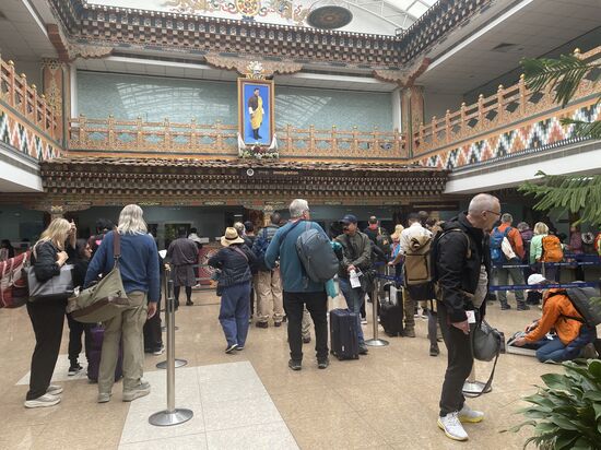Inzwischen sind 2 weitere Flieger gelandet und wir quälen uns durch die Formalitäten