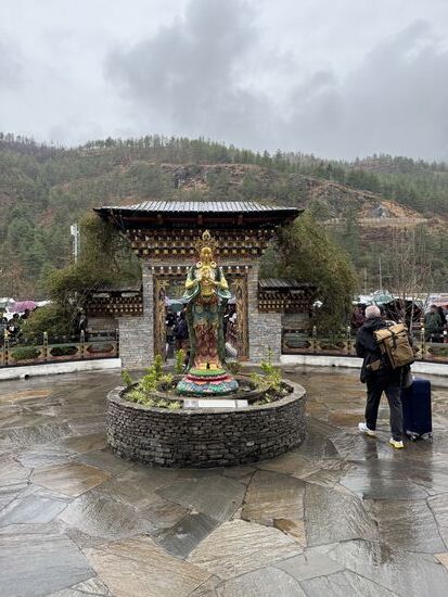 Draußen empfängt uns Regen und unser Guide mit einem Seidenschal als traditionelle Begrüßung und einem Bus, in dem wir gut Platz haben