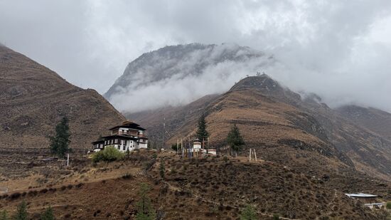 Wir fahren die ca 50km bis zur Hauptstadt Thimpu und stoppen bei dem schönen  „Tachogang Lhakhang“ Kloster