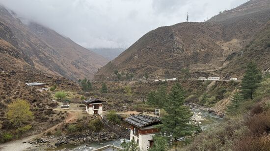 Hier die historische „Tachogang Lhakhang“ Ketten- Hängebrücke, aus dem 15.Jhd  über den Fluss „Paro Chhu“ die zur Zeit aber leider nicht mehr begehbar ist
