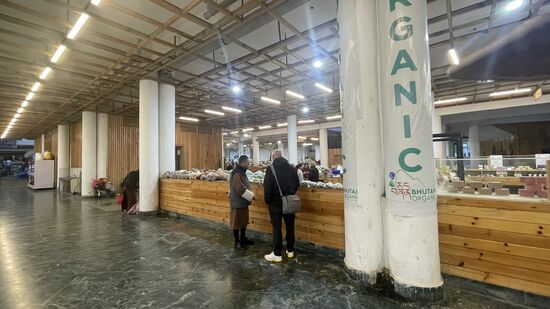 Gegen 16 Uhr fahren wir mit Somnath, den wir netterweise „Som“ nennen dürfen zu den Markthallen