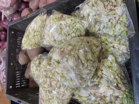 Getrocknete Blüten, aus denen man eine Suppe kocht