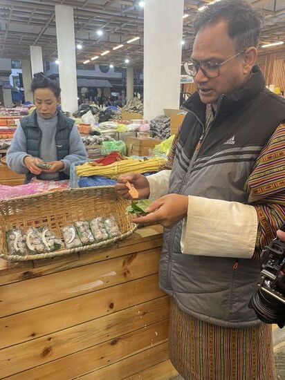 Som zeigt uns wie die Blätter mit einer klebrigen M;Asse bestrichen werden, dann die Nuss drauf und kauen…so ähnlich kennen wir das von Papua!
Som berichtet, dass sie in Bhutan keine Süßigleiten kennen….ich zweifle etwas…wirklich??