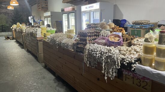 Die große Markthalle ist Zweigeschossig: unten befinden sich die Produkte aus Indien und oben die aus dem eigenen Land - hier wieder die Ketten mit dem getrockneten Käse aus Kuh- und Yak-Milch