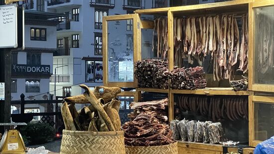 Auch die Häute vom Schwein werden getrocknet…