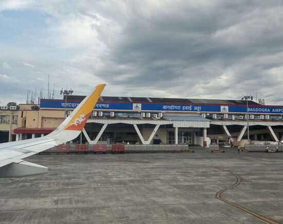 Wir fotografieren und erkennen dann: „Bagdogra Airport“ - ein kleiner internationaler Militärflughafen in Westbengalen.
