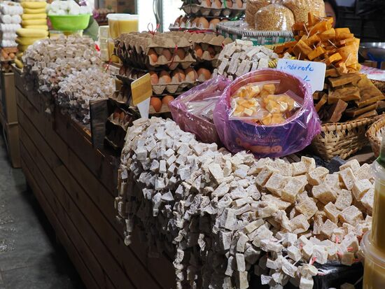 Die weißen Würfel sind getrockneter Käse…
