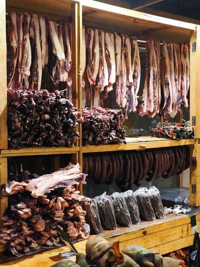 Fleisch und Speck wird getrocknet