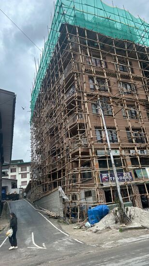 Wir erreichen die Hauptstadt Thimpu -  ein großes Haus ist mit Bambus eingerüstet.
Das ist auch stabil und nachhaltig 