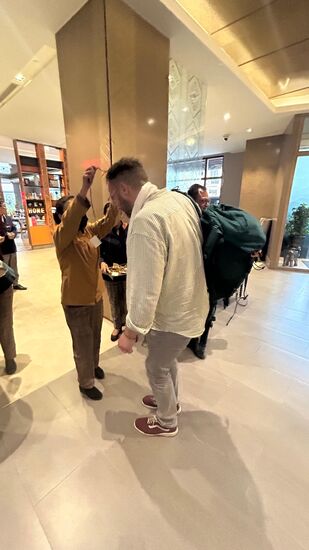 Bei Nicolas muß sich die kleine Person ganz schön strecken um Ihm die Kette umzulegen 