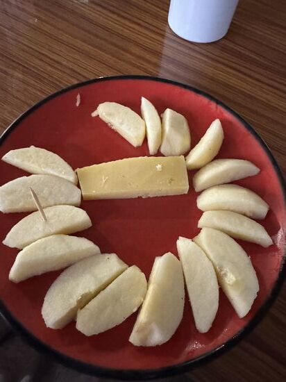 Zum Nachtisch gibt es immer etwas Obst ein ein paar Stücke Köse, da Fardif sich gemerkt hat, dass wir diesen gerne essen.
