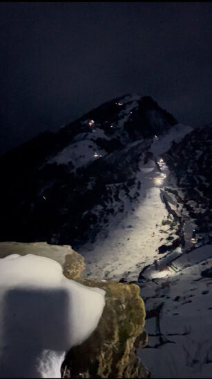 Die leuchtenden Punkte sind weitere Gipfelstürmer.