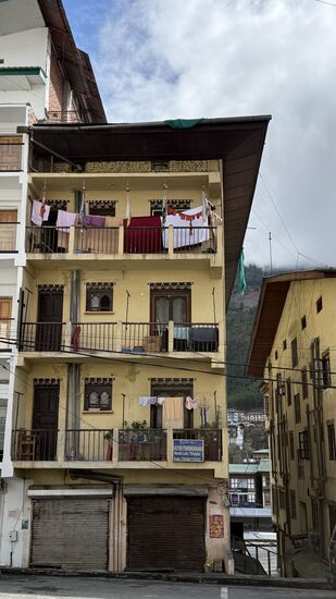 Ein typisches mehrstöckiges Gebäude im traditionellen bhutanischen Stil-
Laut Som ist hier jeder an diesen typischen Baustil gebunden, somit sieht für uns auch alles harmonisch aus