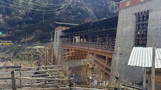 Wir starten nach dem Frühstück um 9 Uhr und stoppen schon nach wenigen Kilometern an dieser interessanten Brücke