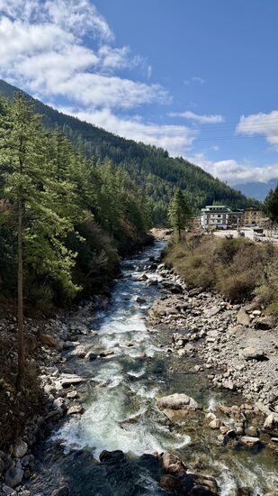 Wir befinden uns im Parvati-Tal umgeben von den majestätischen Bergen des Himalaya