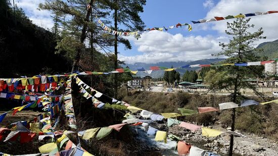 Zahlreiche Gebetsfahnen: die 5 Farben stehen für die 5 Elemente: Blau für Himmel, Weiß für Luft/Wind, Rot für Feuer, Grün für Wasser und Gelb für Erde.
Sie tragen Mantras, Gebete und heilige Symbole