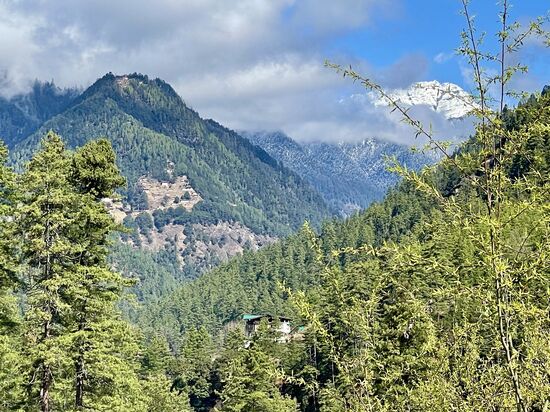 ....den schneebedeckten Berg bewundern. Das Gebirge wird einfach als „Black Mountains“ benannt