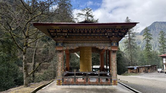 Heute starten wir unsere erste Trekking-Tour.
Auf dem Parkplatz sehen wir die erste riesige Gebetsmühle-es sollen noch weitere folgen