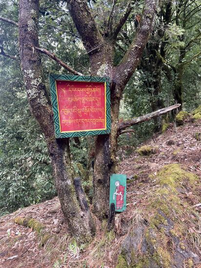 Überall religiöse Beschilderungen und Bildchen