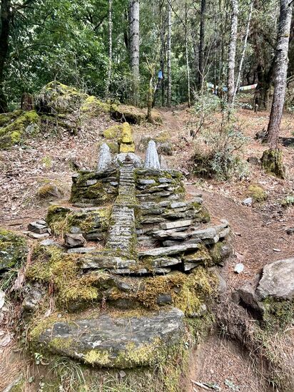 Mit Moos bewachsene tibetische Stupas