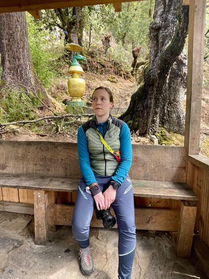 Kleine Pause, im Hintergrund ein Wasserspuckender Drachen