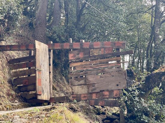 Wozu ist hier mittendrin eine Bretterwand mit Tür????