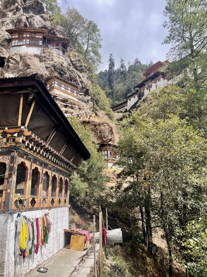 Hier erreichen wir einen kleinen Imbiss oder Kiosk -ein Mönch bewirtet ihn und man hat hier das wunderbare Ziel dicht vor Augen..