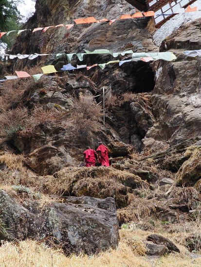 Immer wieder sehen wir Mönche auf dem Weg. Auch Einheimische, die Tüten mit Getränken, Gebäck und Knabbereien bei sich haben. Sie wollen oben kein Picknick machen, erklärt Som uns, sondern es sind alles Gaben für den Tempel