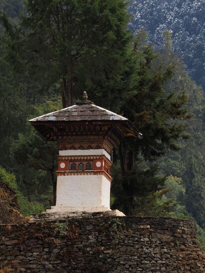 Eine kleine Chorte—das ist ein heiliges buddhistisches Bauwerk, welches Reliquien beinhaltet und ein Ort für tägliche Verehrungen und Gebete ist