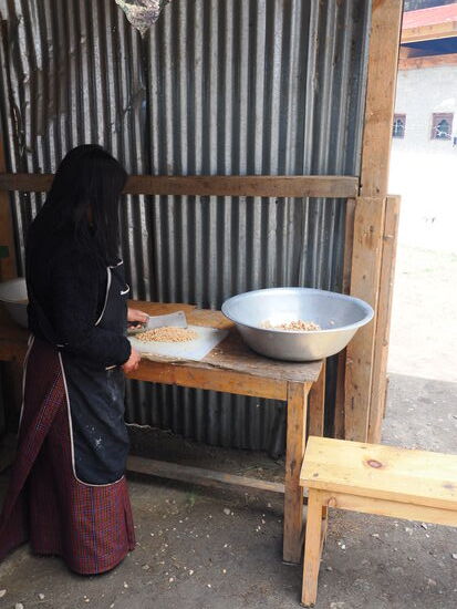 Hier werden vegane Würstchen zubereitet