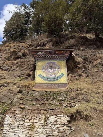 Am Eingang ein farbenfrohes Mandala-Bild aus Holz