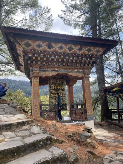 Eine große Gebetsmühle mit Musik 