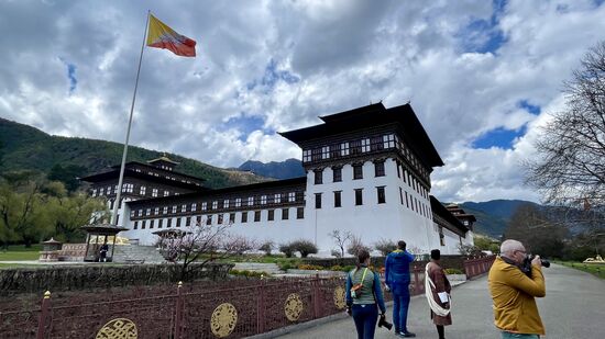 So eine Festung—Tashichho-Dzong beherbergt das Büro des Königs-sowie wichtige Regierungsämter