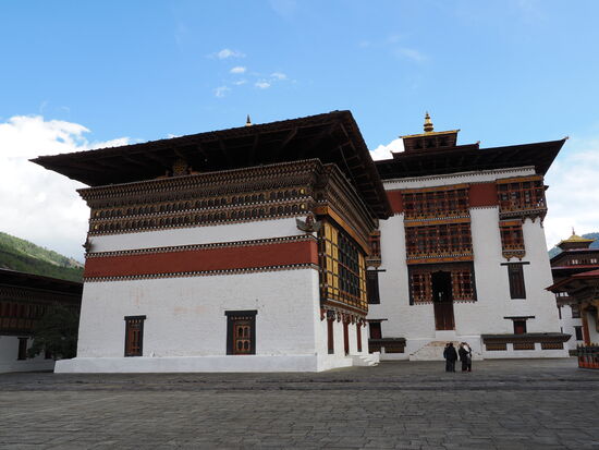 Die imposante Festung wurde im traditionellen Stil ohne Nägel oder Pläne gebaut und ist für ihre kunstvollen Holzarbeiten bekannt