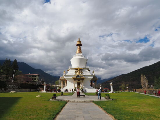 Aber vorher müssen wir noch das „National Momorial Chorten“ besuchen—auch hier wieder ein toller Park, dessen Rasen ausdrücklich NICHT betreten werden darf!!