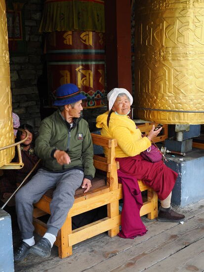 Viele Einheimische besuchen diesen Ort täglich—hier an den riesigen Gebetsmühlen
Kommen unsere Fotografen voll auf ihre Kosten