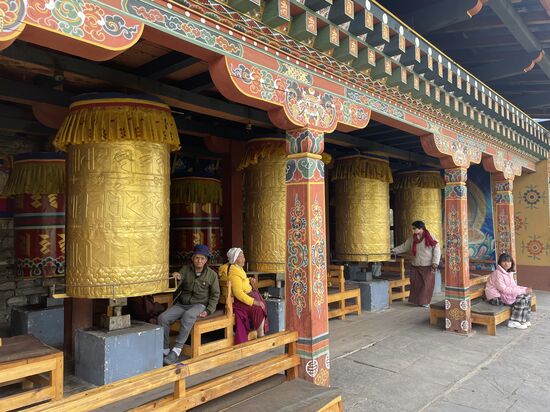 Nach einer freundlichen Begrüßeung „Kuzuzanggpo la“ dürfen wir die meist älteren Besucher fotografieren