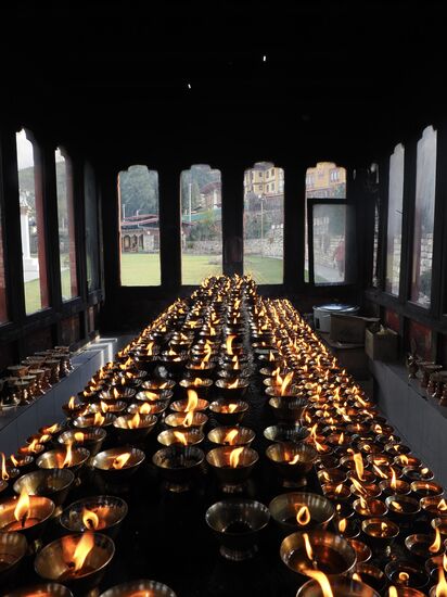 Im Inneren des Memorial werden zahlreiche Butterlampen angezündet