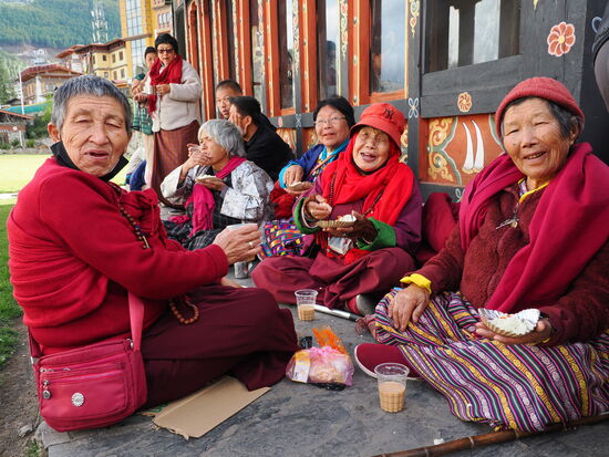 Ein Gruppe junger Männer geben Essen und Chai aus—einfach so! 
Die meist älteren Menschen freuen sich und genießen den herrlichen Tag