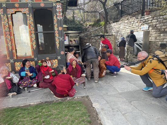 Alle hocken auf dem Boden und schwatzen