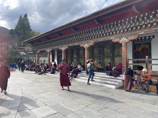 Auch hier sitzen viele und genießen den spendierten Genuß—Bettler gibt es hier laut Som nicht