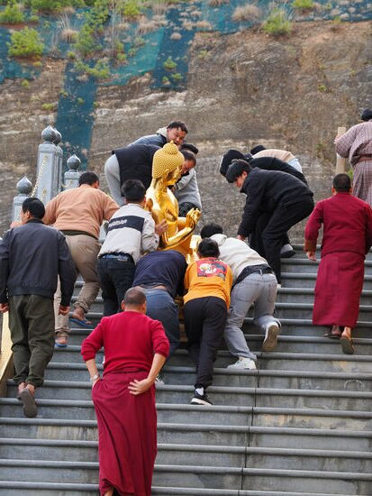 Wir beobachten wie eine schwere Statue 
Mit vereinten Kräften nach oben geschoben und gezogen wird—Nicolas möchte zu gern helfen, aber wir halte ihn davon ab 