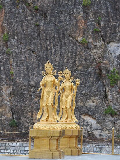 Diese goldenen Statuen der Bodhisattvas begleiten den großen Buddha