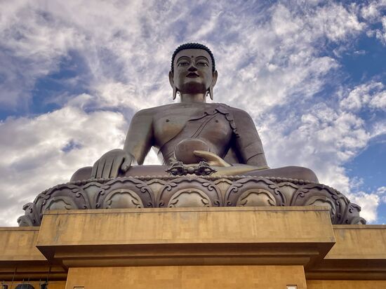 Nun aber zum großen Buddha!
Die Buddha-Dordenma-Statue ist eine 51,5 Meter hohe vergoldete Bronzestatue des Buddha Shakyamuni und thront auf dem Kuenselphodrang-Hügel