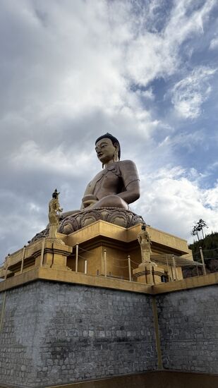 Die Buddha-Dordenma-Statue ist eine der größten Buddha-Statuen der Welt und wurde zum 60. Jahrestag des 4. Königs von Bhutan „Jigme Singye Wangchuck“ errichtet