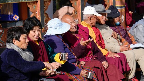 Bunt gekleidet sind die meisten und sitzen fröhlich beieinander