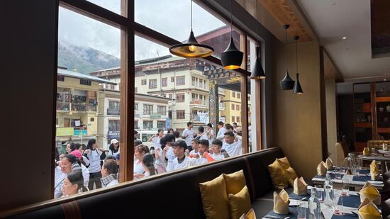 Beim frühstücken können wir aus dem Fenster einen Menschenauflauf in sportlicher Kleidung beobachten-wir erfahren, dass die gesamte Belegschaft des Hotels heute zu einem „Marathon“ von 3km antreten 