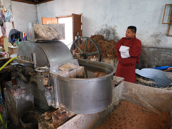 Anschließend werden die Fasern zerkleinert und der Brei zusammen mit Pflanzenstärke in einen riesigen Bottich mit Wasser gegeben, wo alles maschinell vermischt wird.