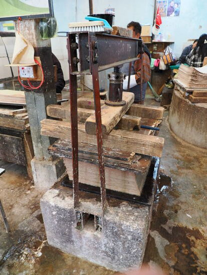 Die Papierstapel werden gepresst