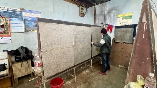 ..und Lage für Lage auf beheizte Stehwände gebürstet.-Nach 5 Minuten sind sie trocken und können zum finalen Bearbeitungsschritt weitergegeben werden